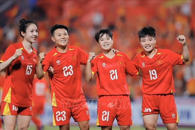 Cầu thủ Vạn Sự (số 21) có cú đúp trong hiệp 1. Ảnh: Minh Quyết - TTXVN