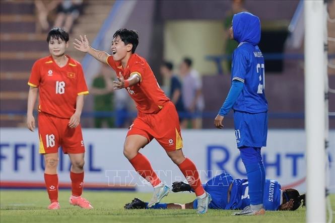 Cầu thủ Vạn Sự (số 21) có cú đúp trong hiệp 1. Ảnh: Minh Quyết - TTXVN