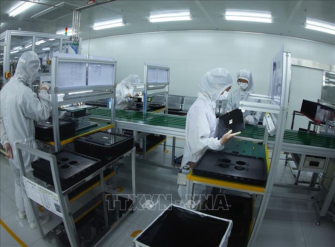 Lắp ráp máy tính xách tay tại nhà máy của Công ty TNHH Heesung Electronics Việt Nam, Khu công nghiệp Tràng Duệ, quận An Dương, thành phố Hải Phòng. Ảnh: Vũ Sinh - TTXVN