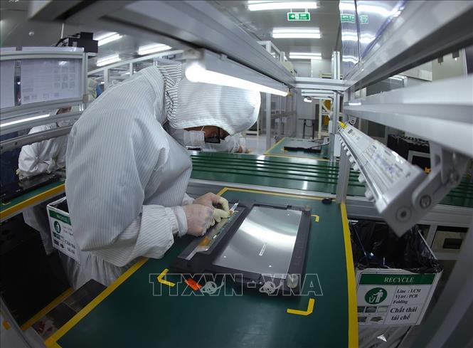 Lắp ráp máy tính xách tay tại nhà máy của Công ty TNHH Heesung Electronics Việt Nam, Khu công nghiệp Tràng Duệ, quận An Dương, thành phố Hải Phòng. Ảnh: Vũ Sinh - TTXVN