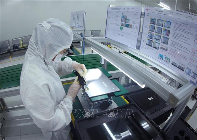 Lắp ráp máy tính xách tay tại nhà máy của Công ty TNHH Heesung Electronics Việt Nam, Khu công nghiệp Tràng Duệ, quận An Dương, thành phố Hải Phòng. Ảnh: Vũ Sinh - TTXVN