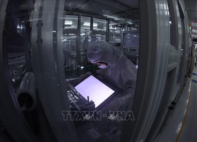 Lắp ráp máy tính xách tay tại nhà máy của Công ty TNHH Heesung Electronics Việt Nam, Khu công nghiệp Tràng Duệ, quận An Dương, thành phố Hải Phòng. Ảnh: Vũ Sinh - TTXVN