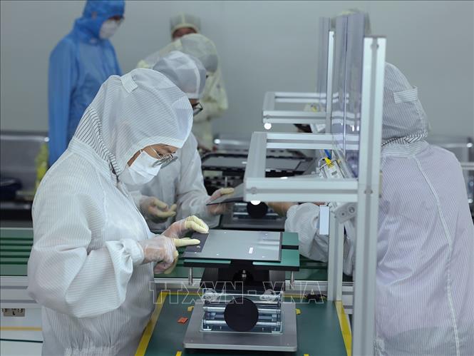 Lắp ráp máy tính xách tay xuất khẩu ở nhà máy của Công ty TNHH Heesung Electronics Việt Nam, Khu công nghiệp Tràng Duệ, quận An Dương, thành phố Hải Phòng. Ảnh: Vũ Sinh - TTXVN