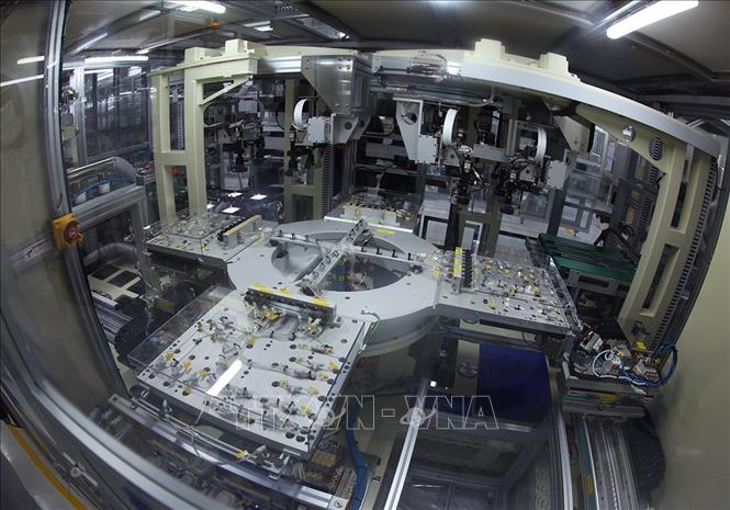 Sản xuất mạch điện tử trên máy tự động ở nhà máy của Công ty TNHH Heesung Electronics Việt Nam, Khu công nghiệp Tràng Duệ, quận An Dương, thành phố Hải Phòng. Ảnh: Vũ Sinh - TTXVN