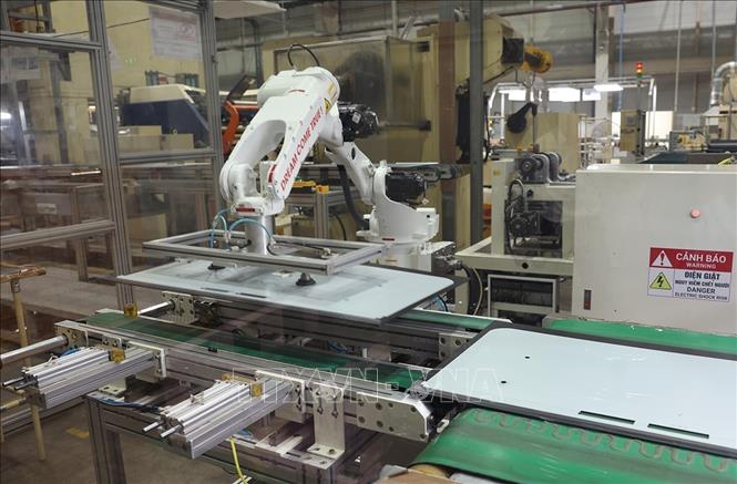 Một số khâu đã được tự động hoá trong dây chuyền sản xuất ở nhà máy của Công ty TNHH Heesung Electronics Việt Nam. Ảnh: Vũ Sinh - TTXVN