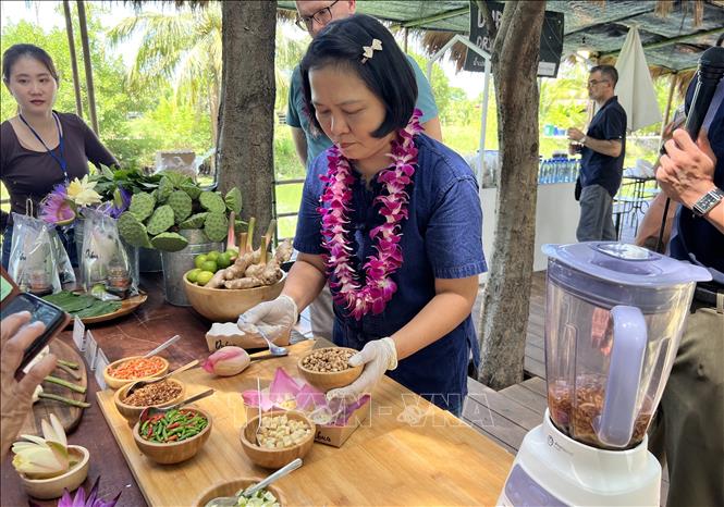 Một món ăn vặt truyền thống được thực hiện tại Dubua Cafe - một điểm đến chăm sóc sức khỏe đặc sắc Thái Lan tại tỉnh Nakhon Pathom. Ảnh: Đỗ Sinh - PV TTXVN tại Thái Lan
