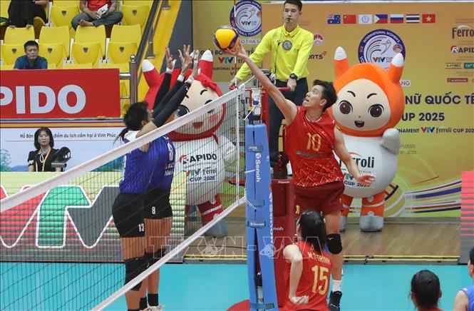 Tuyển Việt Nam (áo đỏ) thắng tuyển Philippines (áo xanh) 3-0. Ảnh: Hoàng Hùng - TTXVN