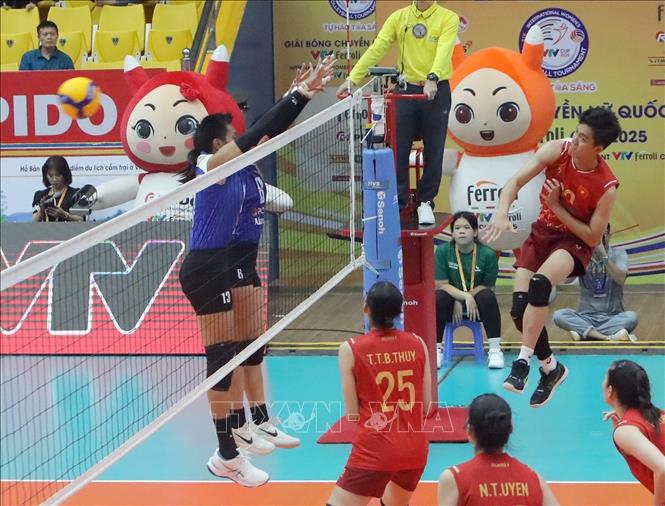 Tuyển Việt Nam (áo đỏ) thắng tuyển Philippines (áo xanh) 3-0. Ảnh: Hoàng Hùng - TTXVN