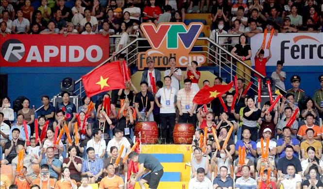 Cổ động viên cổ vũ hết mình cho ffội tuyển Việt Nam trong trận gặp đội tuyển Philippines. Ảnh: Hoàng Hùng - TTXVN