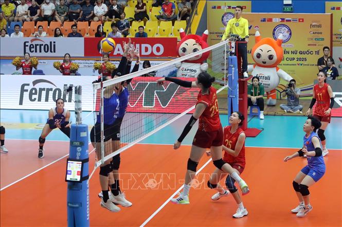 Tuyển Việt Nam (áo đỏ) thắng tuyển Philippines (áo xanh) 3-0. Ảnh: Hoàng Hùng - TTXVN
