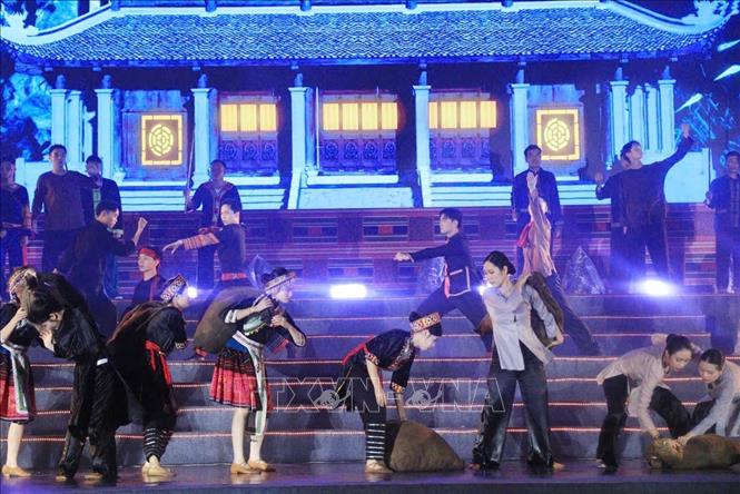 Chương trình nghệ thuật khắc họa truyền thống cách mạng kiên cường, những ngày đầu thành lập Đảng bộ tỉnh Yên Bái. Ảnh: Đinh Thùy - TTXVN