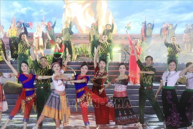 Chương trình nghệ thuật mang đậm bản sắc văn hóa vùng Tây Bắc. Ảnh: Đinh Thùy - TTXVN