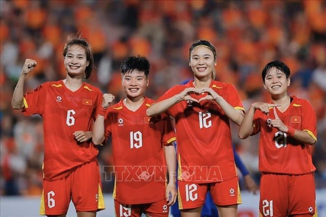Niềm vui của các cầu thủ Việt Nam khi Hải Yến ghi bàn thắng ấn định chiến thắng 7-0. Ảnh: Minh Quyết - TTXVN