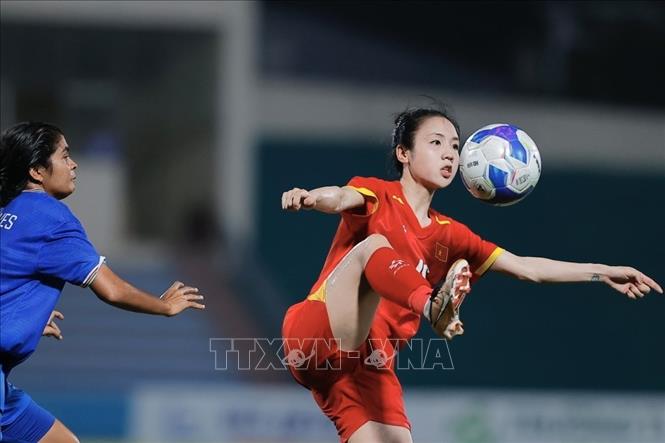Pha khống chế bóng chính xác của cầu thủ Trần Thị Duyên (số 15, Việt Nam). Ảnh: Minh Quyết - TTXVN
