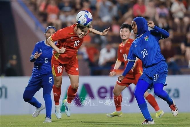 Tiền đạo Hải Yến (số 12) đánh đầu, ghi bàn thắng ấn định chiến thắng 7-0 cho đội tuyển nữ Việt Nam. Ảnh: Minh Quyết - TTXVN
