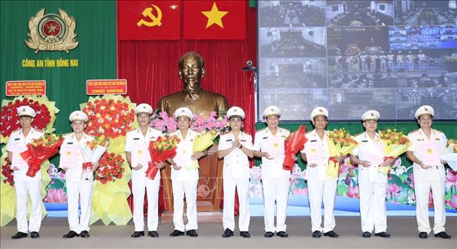Giám đốc Công an tỉnh Đồng Nai trao quyết định công tác nhân sự tại các đơn vị. Ảnh: TTXVN phát