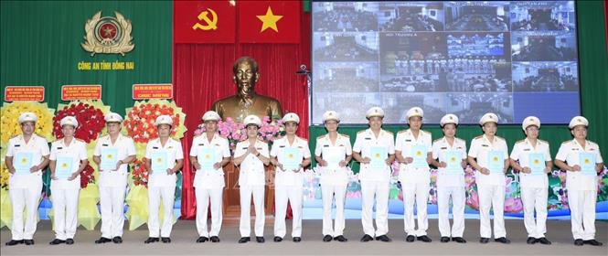 Giám đốc Công an tỉnh Đồng Nai trao quyết định thành lập và nhân sự công an cấp xã. Ảnh: TTXVN phát