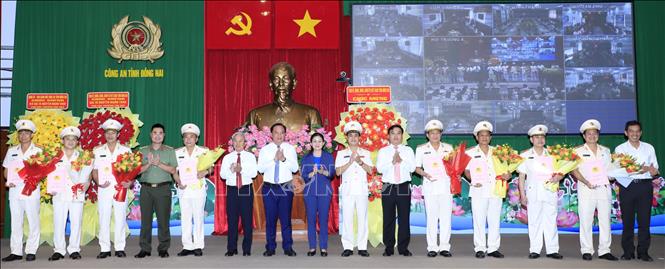 Lãnh đạo tỉnh Bình Phước và Đồng Nai chúc mừng các Phó Giám đốc Công an tỉnh Đồng Nai sau khi sáp nhập. Ảnh: TTXVN phát