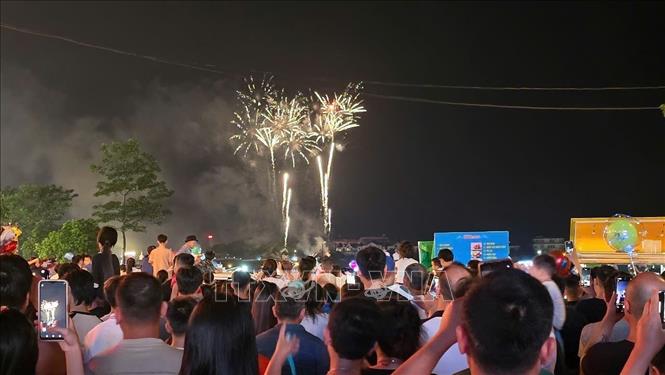 Đông đảo người dân địa phương và du khách chiêm ngưỡng màn bắn pháo hoa tầm thấp trên bầu trời đêm Lào Cai. Ảnh: Hương Thu - TTXVN