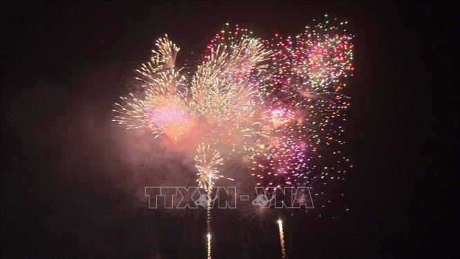 Màn bắn pháo hoa tầm thấp rực rỡ trên bầu trời đêm Lào Cai. Ảnh: Hương Thu - TTXVN