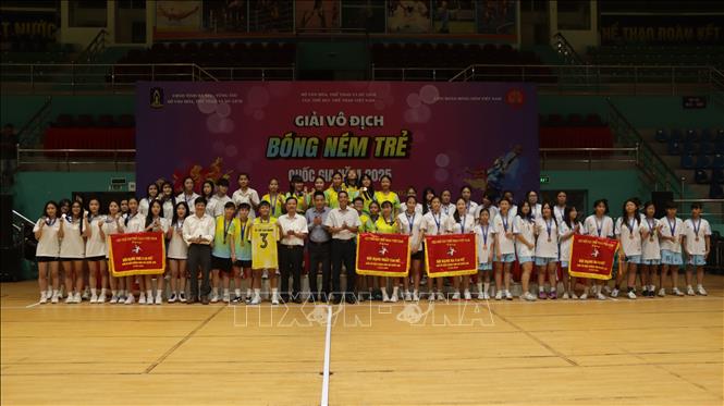 Ban tổ chức trao giải Nhất, Nhì và đồng giải Ba nội dung U18 nữ cho các đội Thành phố Hồ Chí Minh, Bình Định, Hà Giang và Bà Rịa-Vũng Tàu. Ảnh: Huỳnh Sơn-TTXVN  