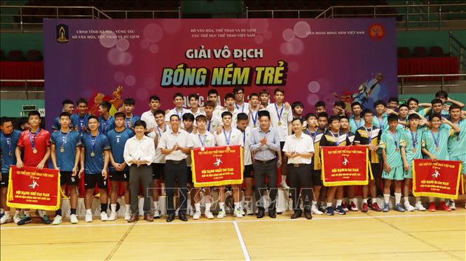 Ban tổ chức trao giải Nhất, Nhì và đồng giải Ba nội dung U18 nam cho các đội Thành phố Hồ Chí Minh, Yên Bái, Hà Nội và Bà Rịa-Vũng Tàu. Ảnh: Huỳnh Sơn-TTXVN  