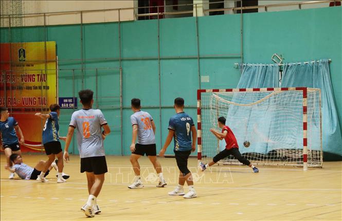 Pha ghi bàn của đội U18 Thành phố Hồ Chí Minh vào lưới Yên Bái trong trận thi đấu tối 29/6. Ảnh: Huỳnh Sơn-TTXVN  