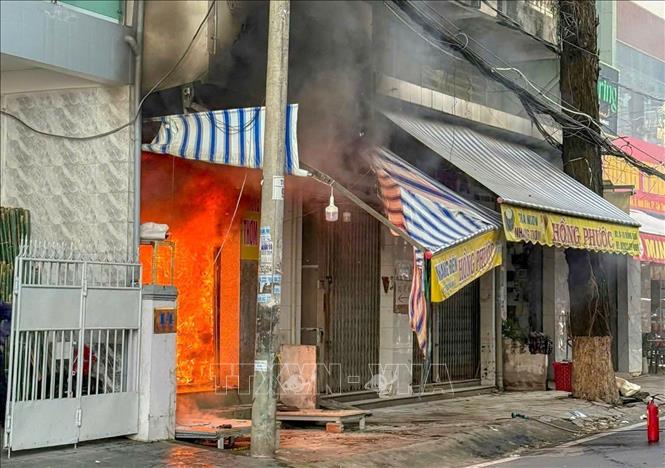 Lửa bốc lên ở tầng trệt cửa hàng kinh doanh nhang đèn nằm trên đường Đồng Khởi, phường Tân An, quận Ninh Kiều, thành phố Cần Thơ. Ảnh: TTXVN phát