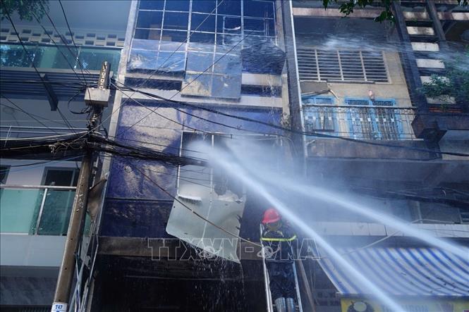 Lực lượng Cảnh sát phòng cháy chữa khẩn trương khống chế ngọn lửa. Ảnh: TTXVN phát
