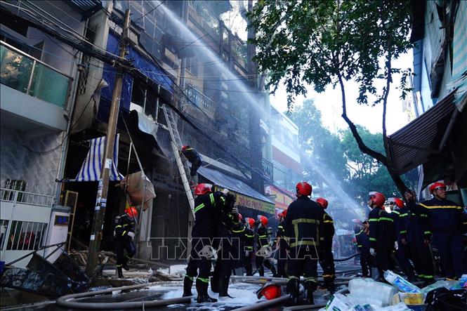 Lực lượng Cảnh sát phòng cháy chữa cháy triển khai đội hình dập lửa. Ảnh: TTXVN phát
