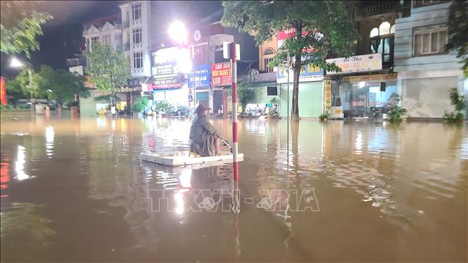 Mưa lớn gây ngập úng diện rộng. Ảnh: Trần Trang-TTXVN