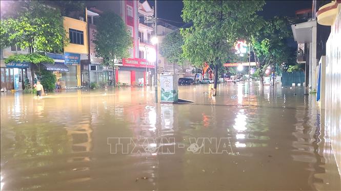 Đường Lương Ngọc Quyến ngập sâu trong nước. Ảnh: Trần Trang-TTXVN