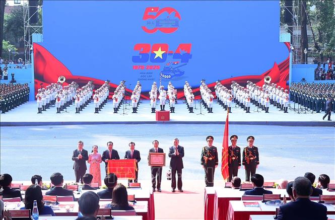 Tổng Bí thư Tô Lâm, thay mặt lãnh đạo Đảng, Nhà nước trao tặng danh hiệu “Anh hùng Lao động” cho Đảng bộ, Chính quyền và Nhân dân Thành phố Hồ Chí Minh nhân dịp kỷ niệm 50 năm giải phóng miền Nam thống nhất đất nước (1975-2025). Ảnh: TTXVN