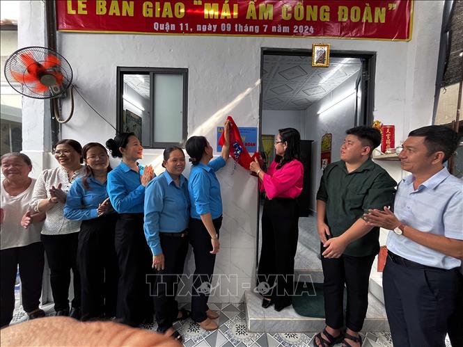 Hưởng ứng Chương trình xoá nhà tạm, nhà dột nát do Thủ tướng Chính phủ phát độn, Công đoàn Thành phố Hồ Chí Minh trao ''Mái ấm Công đoàn” cho đoàn viên, người lao động có hoàn cảnh khó khăn. Ảnh: Thanh Vũ-TTXVN