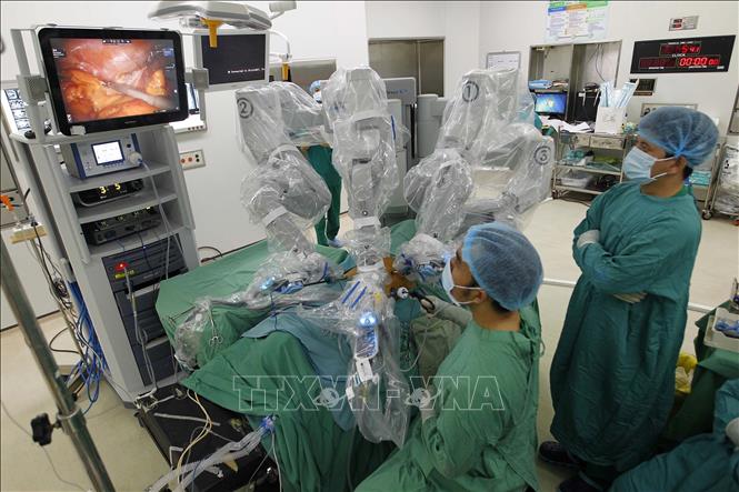 Đội ngũ y bác sỹ bệnh viện Chợ Rẫy thực hiện phẩu thuận bằng Robot. Ảnh: Thanh Vũ-TTXVN