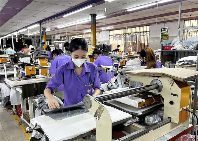 Công nhân lao động thi đua sản xuất tại Công ty trách nhiệm hữu hạn may thêu Thuận Phương, Quận 6, Thành phố Hồ Chí Minh. Ảnh: Thanh Vũ-TTXVN