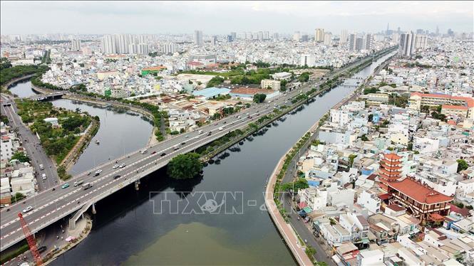 Ngã 3 Kênh Tân Hóa - Lò Gốm (trái) và Kênh Tàu Hủ (phải) đoạn giáp ranh Quận 6 và 8, TP Hồ Chí Minh đã được cải, kè bờ, làm vỉa hè, cải thiện môi trường tạo diện mạo mới cho đô thị, tàu thuyền đi lại thuận tiện, đem đến chất lượng sống tốt hơn cho người dân. Ảnh: Thanh Vũ-TTXVN