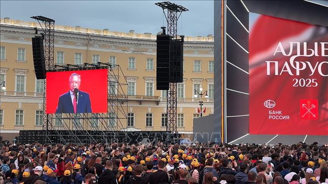 Thống đốc St.Petersburg Alexander Beglov chúc mừng toàn thể học sinh tốt nghiệp phổ thông. Ảnh: Tâm Hằng-PV TTXVN tại LB Nga