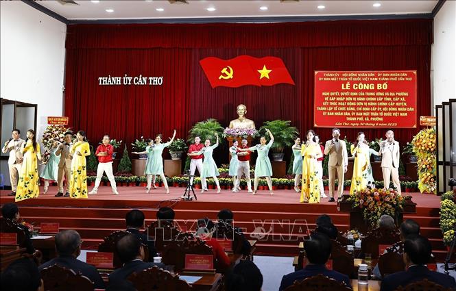 Tiết mục văn nghệ chào mừng tại Lễ Công bố Nghị quyết. Ảnh: Doãn Tấn - TTXVN