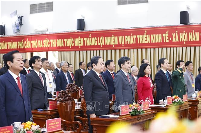 Chủ tịch Quốc hội Trần Thanh Mẫn và đại biểu thực hiện nghi thức chào cờ tại Lễ Công bố Nghị quyết. Ảnh: Doãn Tấn - TTXVN