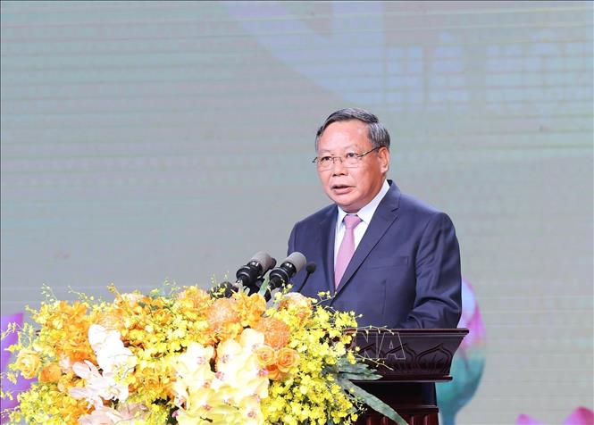 Đồng chí Nguyễn Văn Phong, Phó Bí thư Thường trực Thành uỷ Hà Nội công bố Nghị quyết của Uỷ ban Thường vụ Quốc hội về sắp xếp các đơn vị hành chính cấp xã tại Hà Nội. Ảnh: Lâm Khánh – TTXVN 