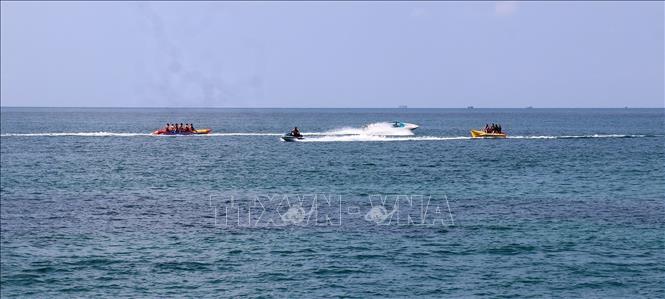 Visitors enjoy water sports in Phu Quoc island. VNA Photo