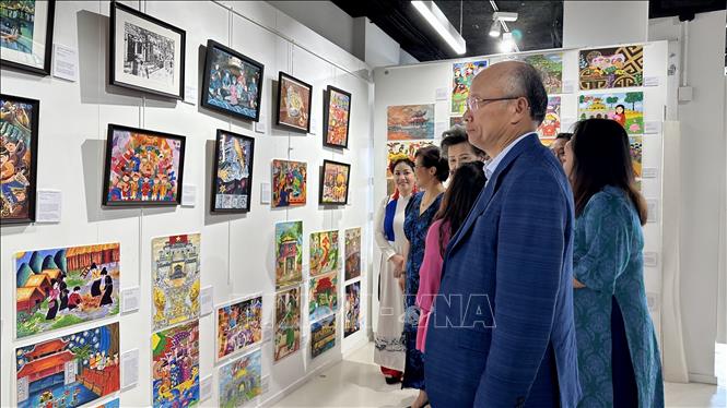 Khách tham quan triển lãm trưng bày các tác phẩm tranh của thiếu nhi Việt Nam sống tại 17 quốc gia trên thế giới. Ảnh: Thu Hà - PV TTXVN tại Pháp