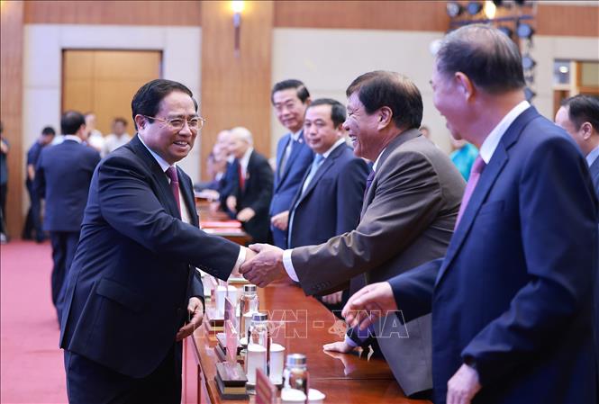 Thủ tướng Phạm Minh Chính với lãnh đạo, nguyên lãnh đạo thành phố Hải Phòng tại Lễ công bố các nghị quyết, quyết định của Trung ương về sáp nhập đơn vị hành chính của thành phố Hải Phòng. Ảnh: Dương Giang-TTXVN
