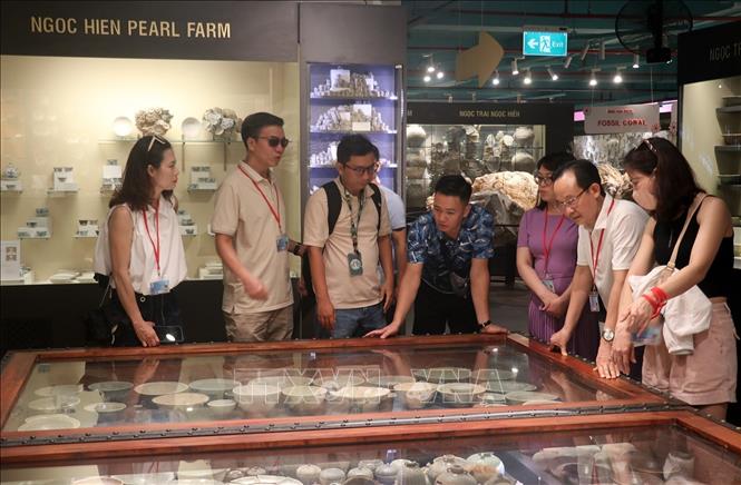 Visitors at Ngoc Hien pearl farm in Phu Quoc. VNA Photo
