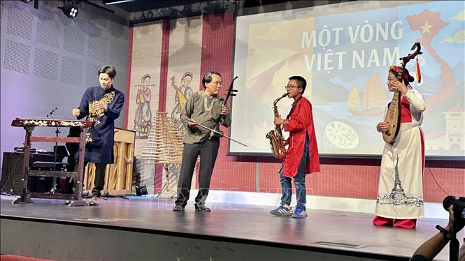 Màn trình diễn giao lưu của các nghệ sĩ của Trung tâm Văn hóa Việt Nam tại Pháp với các em nhỏ thuộc dự án Toucher Art. Ảnh: Thu Hà - PV TTXVN tại Pháp