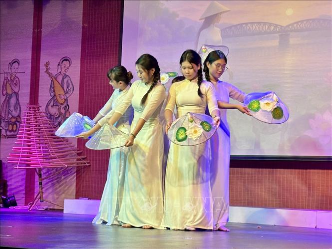 Màn trình diễn của các bạn trẻ đến từ Trường phổ thông liên cấp Olympia của Việt Nam. Ảnh: Thu Hà - PV TTXVN tại Pháp