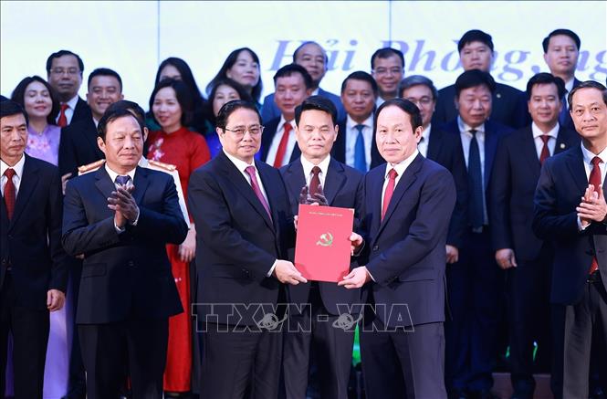 Thủ tướng Phạm Minh Chính trao Quyết định của Bộ Chính trị về việc chỉ định Bí thư Thành uỷ Hải Phòng (mới), nhiệm kỳ 2020-2025 cho đồng chí Lê Tiến Châu. Ảnh: Dương Giang-TTXVN