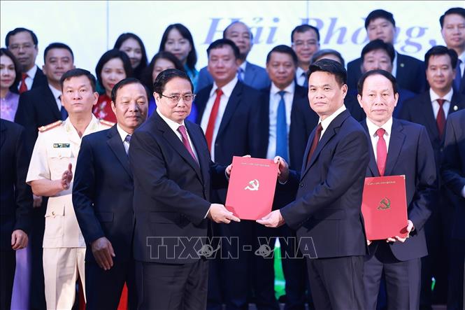 Thủ tướng Phạm Minh Chính trao Quyết định của Bộ Chính trị về việc chỉ định Phó Bí thư Thành uỷ Hải Phòng (mới), nhiệm kỳ 2020-2025 cho đồng chí Lê Ngọc Châu. Ảnh: Dương Giang-TTXVN