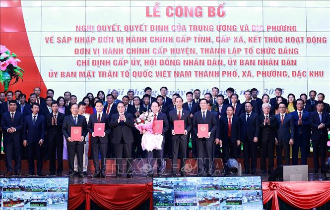 Thủ tướng Phạm Minh Chính trao Quyết định của Bộ Chính trị về việc chỉ định Ban Chấp hành, Ban Thường vụ, Bí thư, Phó Bí thư Thành uỷ Hải Phòng (mới), nhiệm kỳ 2020-2025. Ảnh: Dương Giang-TTXVN
